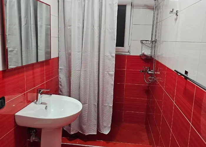 Edi's Apartments-cozy In The Center Tirana