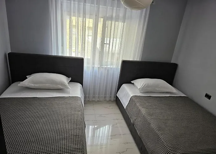 Edi's Apartments-cozy In The Center Tirana