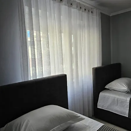 Edi's Apartments-cozy In The Center Tirana