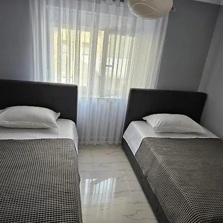 Edi's Apartments-cozy In The Center Tirana