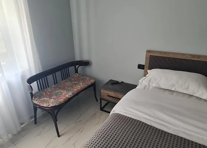 Edi's Apartments-cozy In The Center Tirana